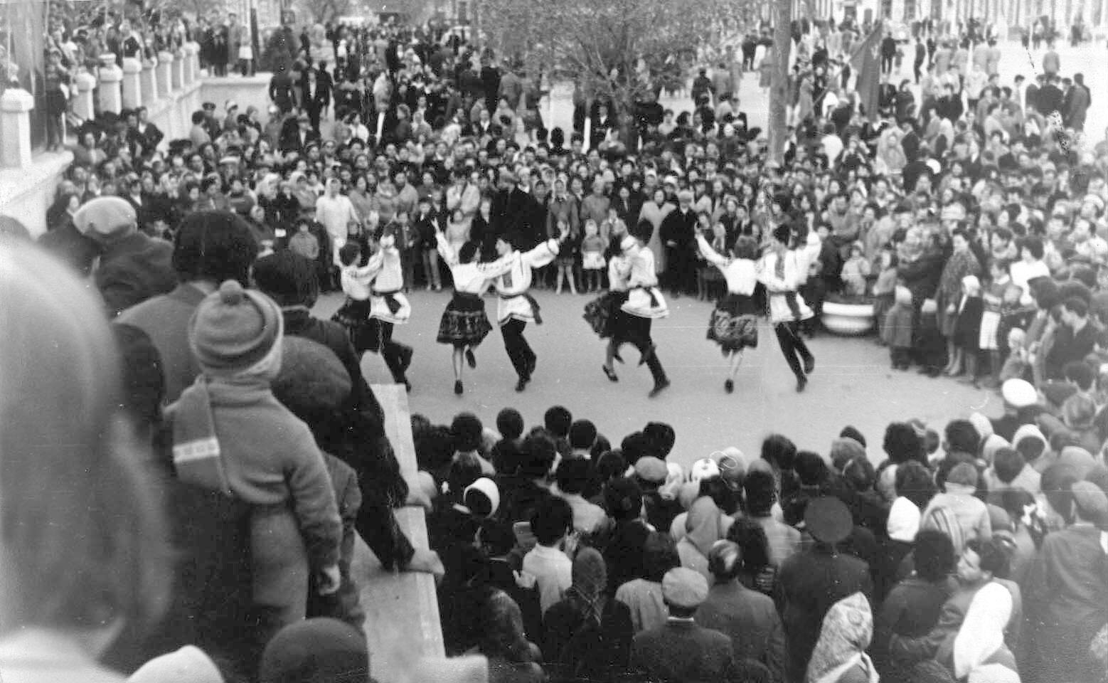 Праздник на площади Советский Конституции